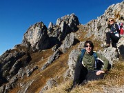 26 Su per il ripido vallone tra roccioni, guglie, pinnacoli di dolomia